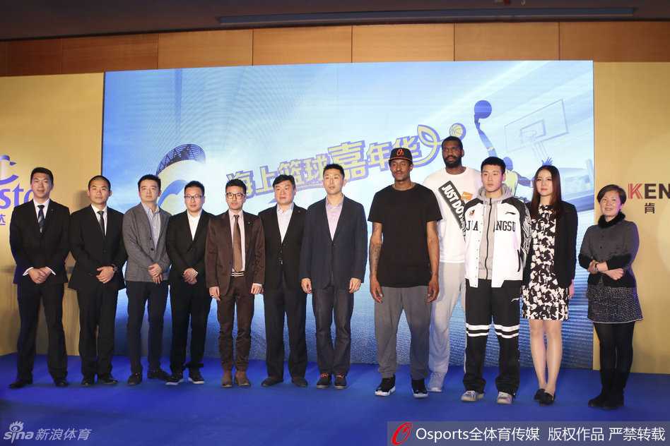 肯帝亚双星闪耀海上篮球嘉年华 胡雪峰携奥登跨界启航 快门按下瞬间,江苏肯帝亚全体成员笑容灿烂,奥登在人群中格外醒目,他咧着嘴笑得像个孩子,胡雪峰站在一旁,眼神中满是对新赛季的期待。