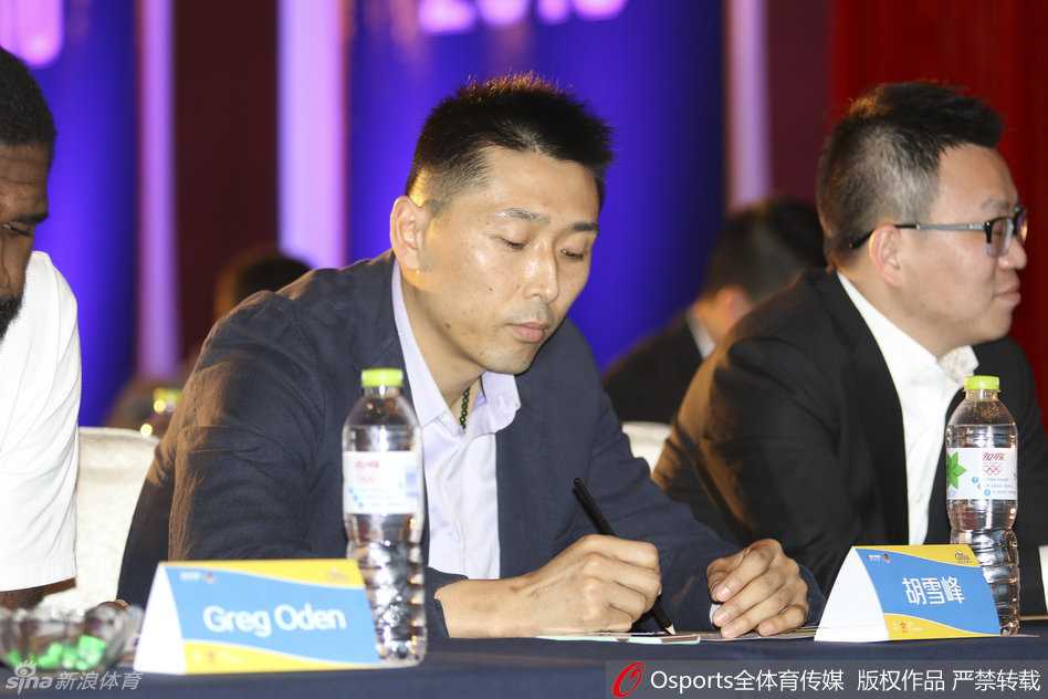 肯帝亚双星闪耀海上篮球嘉年华 胡雪峰携奥登跨界启航 奥登和胡雪峰并肩站在背景板前合影,两人神情轻松自然,身后的邮轮图案暗示着即将启航的跨界合作,这一刻定格了两人合作的美好瞬间。