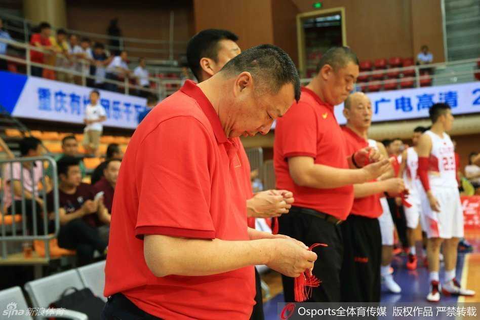 胡金秋内线制霸国奥男篮力克立陶宛取连胜 胡金秋持球背身单打,肌肉线条分明,力量感十足,强硬向篮下推进。