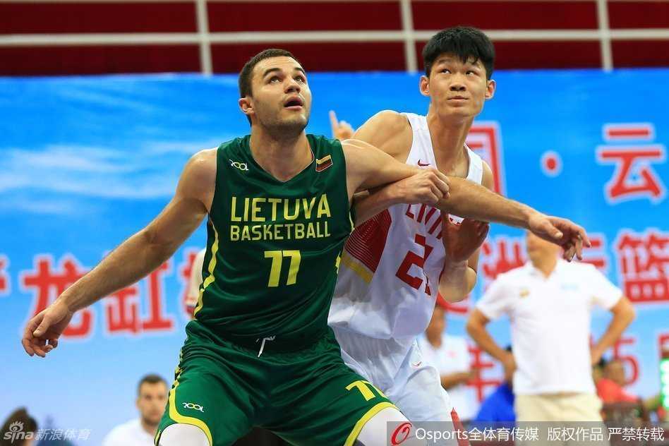 胡金秋内线制霸国奥男篮力克立陶宛取连胜 皮球在篮筐上空飞舞,双方内线球员同时起跳,手臂交织成网,上演高空争夺战。