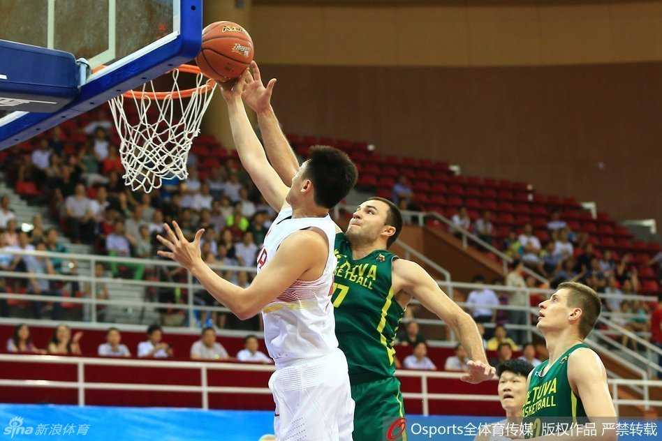 胡金秋内线制霸国奥男篮力克立陶宛取连胜 胡金秋与对手在禁区展开激烈争夺,长臂高举卡住有利位置,目光如炬锁定篮筐。