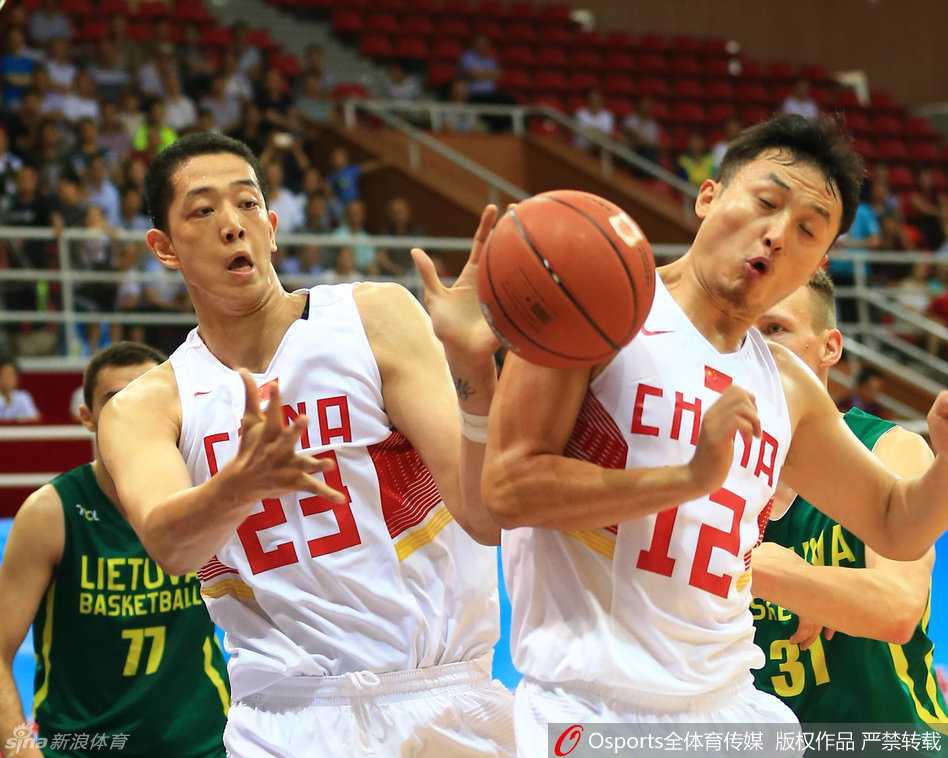 胡金秋内线制霸国奥男篮力克立陶宛取连胜 胡金秋在多人包夹的缝隙中跃起,身体在空中舒展,强势将球送入网窝。