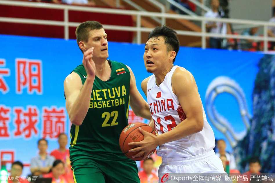 胡金秋内线制霸国奥男篮力克立陶宛取连胜 完成一次势不可挡的进攻后,胡金秋在场边抓紧时间休息,调整呼吸准备再战。