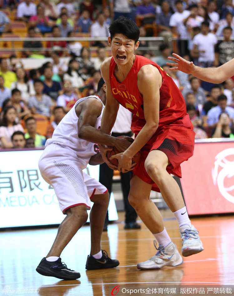 胡金秋:中国男篮废墟上矗立的蓝领英雄 胡金秋在罚球线附近冷静出手投篮,面对扑防的加拿大球员,表情专注而稳定