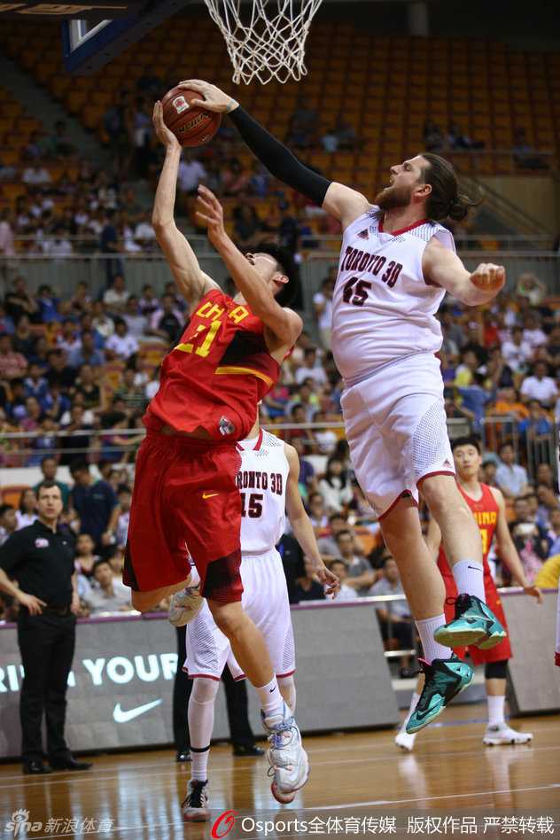 胡金秋:中国男篮废墟上矗立的蓝领英雄 胡金秋在多名加拿大球员的围堵下依然寸土必争,奋力拼抢进攻篮板球