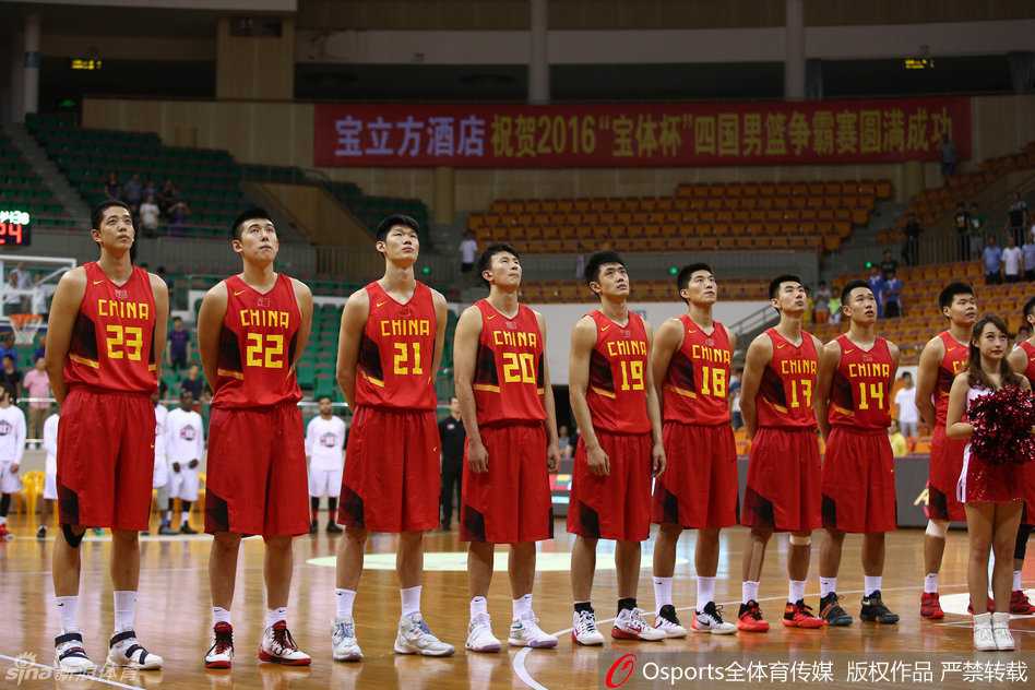 胡金秋:中国男篮废墟上矗立的蓝领英雄 胡金秋持球强行突破加拿大防守球员,眼神坚毅,肌肉线条分明展现出激烈的身体对抗