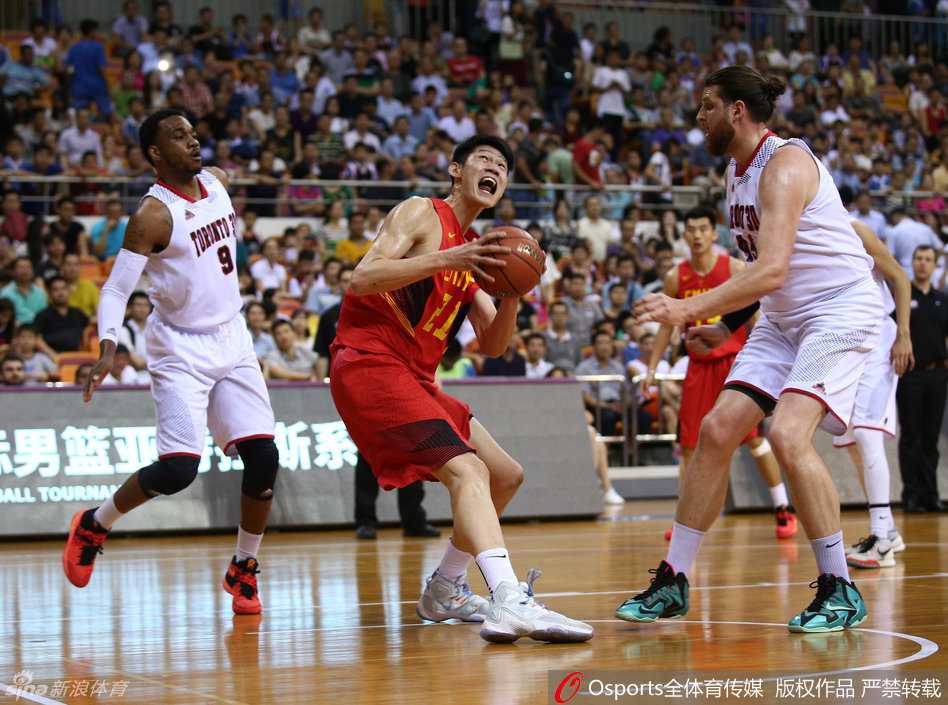 胡金秋:中国男篮废墟上矗立的蓝领英雄 胡金秋在赛前奏国歌仪式中神情肃穆,眼含杀气,对胜利的渴望写在脸上