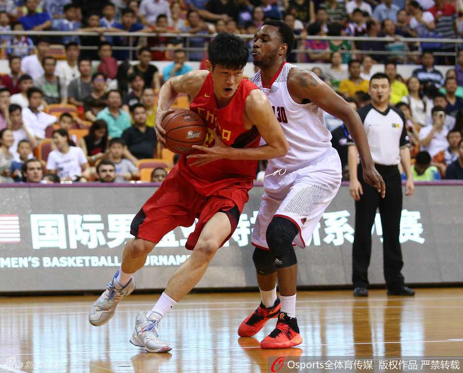 胡金秋:中国男篮废墟上矗立的蓝领英雄 胡金秋在篮下凭借身高臂展优势,轻松将球放入篮筐,展现出篮下终结的柔和手感