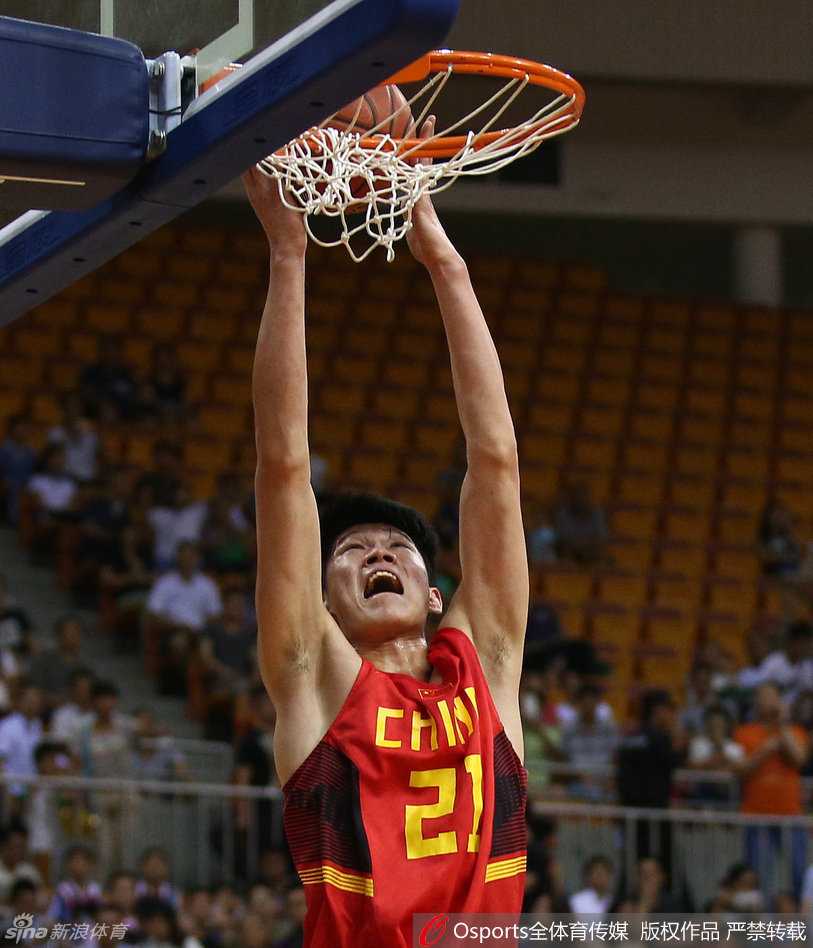 胡金秋:中国男篮废墟上矗立的蓝领英雄 比赛结束后,胡金秋走下球场,球衣被汗水浸透,表情平静但眼神中透露出不甘与坚毅