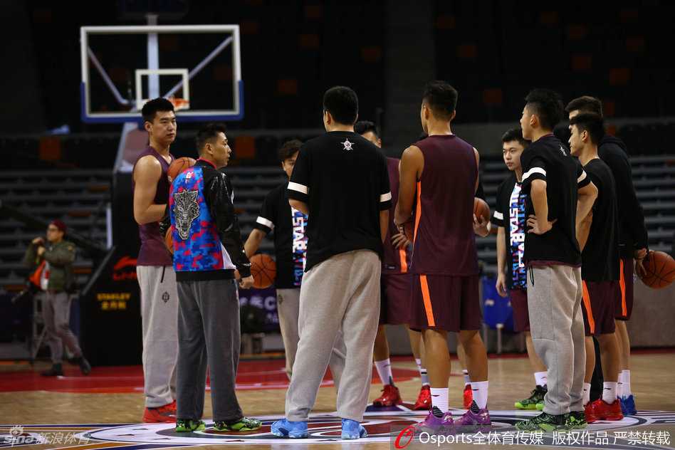 北京首钢队张才仁在进行行进间运球训练，他的眼神坚毅果敢，虽然年轻但在场上已显露出接班李根般的冲击力潜质