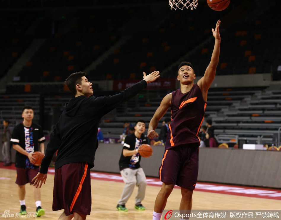 张才仁在一次热身间隙露出灿烂笑容，此刻他暂时放下了卫冕冠军年轻球员的压力，尽情享受全明星周末的轻松氛围