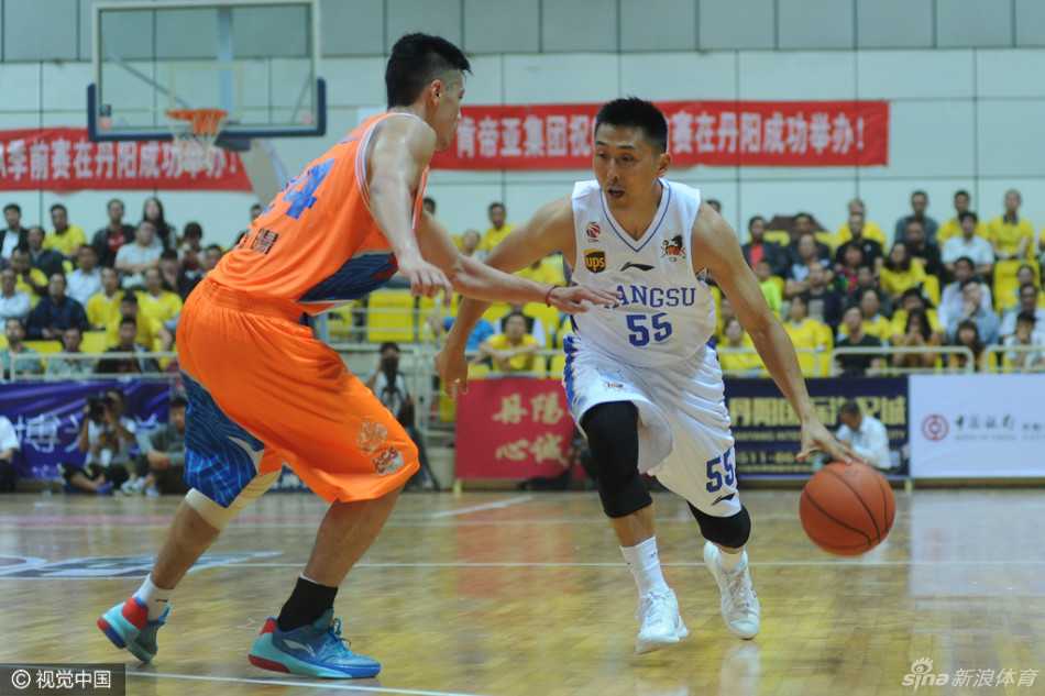 胡雪峰末节主宰比赛,江苏男篮季前赛力擒上海滩 胡雪峰背身单打上海防守球员,肌肉碰撞瞬间点燃全场气氛