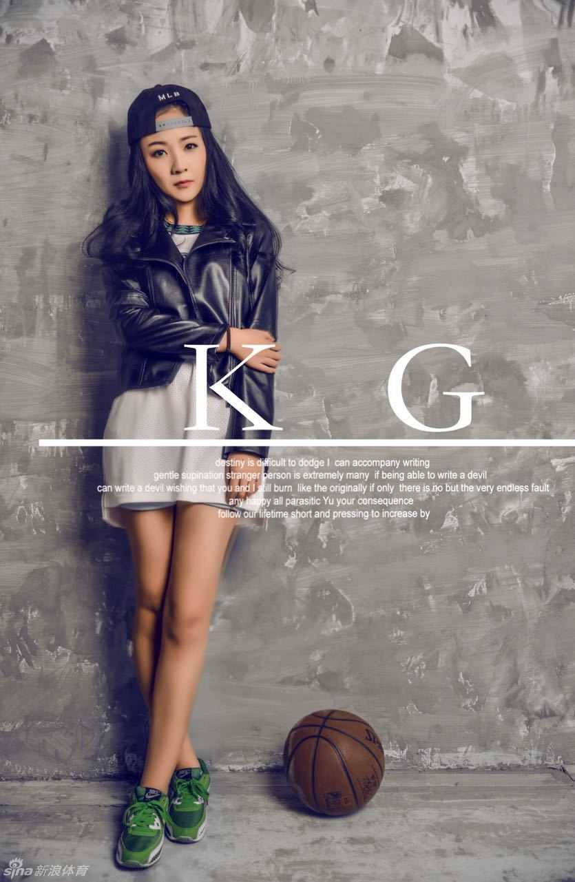 致敬狼王:女球迷的绿色队魂,追随KG背影的坚定信念 一位神情坚定的女球迷,在街头压低帽檐,眼神透过缝隙流露出犀利光芒,仿佛重演了狼王在赛场上的经典回眸瞬间。