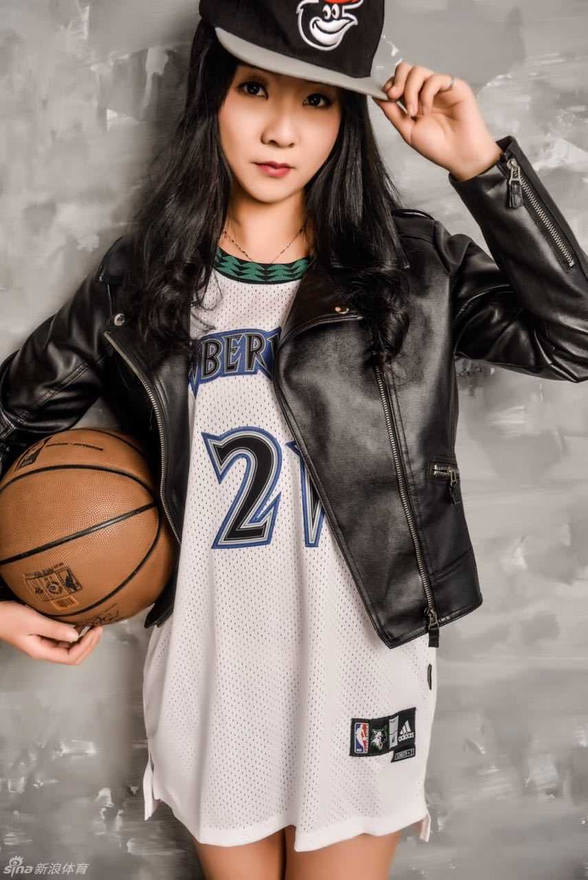 致敬狼王:女球迷的绿色队魂,追随KG背影的坚定信念 女球迷身穿复古森林狼21号球衣,在夕阳余晖下做出捶胸怒吼的手势,那种源自内心的激情与犀利,仿佛狼王灵魂附体。