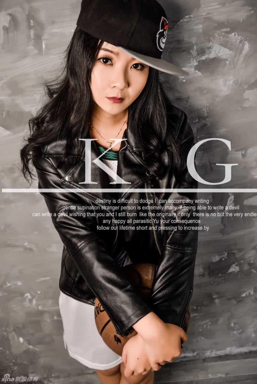 致敬狼王:女球迷的绿色队魂,追随KG背影的坚定信念 身着凯尔特人5号球衣的女球迷站在看台前,双手交叉胸前,眼神坚定地望向前方,身后的绿色看台映衬出她心中不灭的绿色队魂。