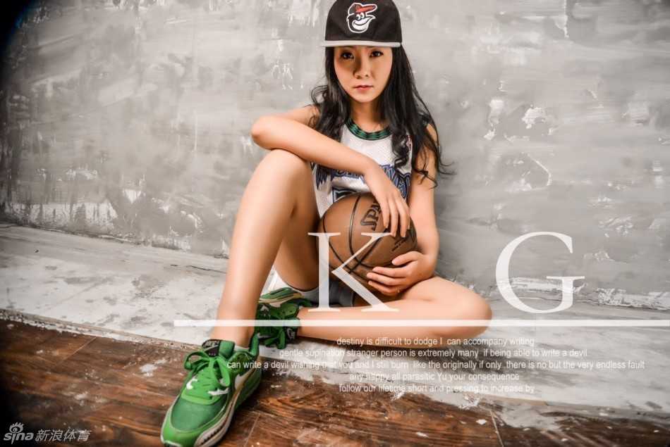 致敬狼王:女球迷的绿色队魂,追随KG背影的坚定信念 完成致敬拍摄的女球迷背对镜头,仰望墙上的21号海报,背影中流露出对狼王深深的眷恋,象征着篮球之路虽有尽头,但追随的心永不止步。