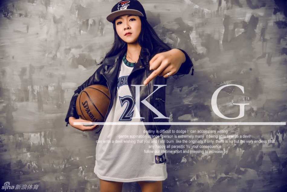 致敬狼王:女球迷的绿色队魂,追随KG背影的坚定信念 女球迷双手交叉放在身前,做出经典的“KG式”霸气手势,神情肃穆而充满力量,仿佛在向世人宣告她心中唯一的偶像不可替代。