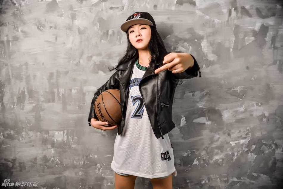 致敬狼王:女球迷的绿色队魂,追随KG背影的坚定信念 女球迷在球场外做出经典的滑地救球动作,仿佛重现了狼王当年不顾一切飞身救球的拼搏瞬间,致敬那位永远在战斗的老兵。