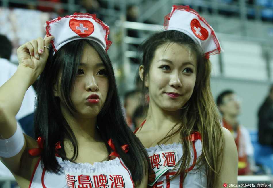 一位穿着粉色护士服的姑娘在赛场边，脸上带着温暖的笑容，手中紧握着急救用品