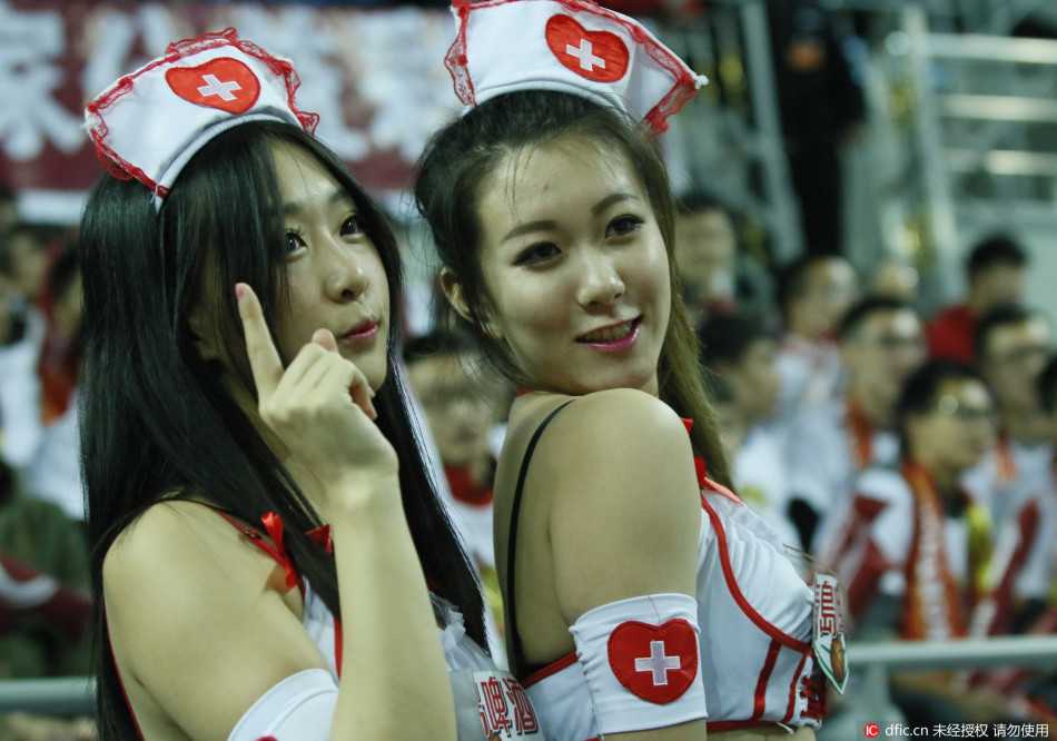 一位年轻的护士在奥运场馆内，眼神专注而坚定，随时准备为运动员提供医疗援助