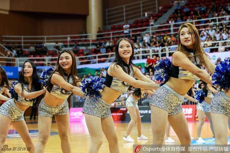 舞动中的中加之夜:篮球宝贝用热忱诠释青春与传承 全景镜头下,篮球宝贝们整齐划一的队列与激情四射的舞步,背后是记分牌上中国队与加拿大队的激烈比分