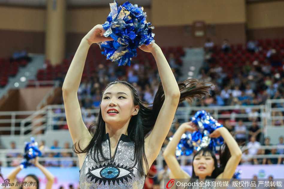 舞动中的中加之夜:篮球宝贝用热忱诠释青春与传承 两名篮球宝贝配合默契完成托举动作,展现了力与美的完美融合,青春洋溢的气息扑面而来