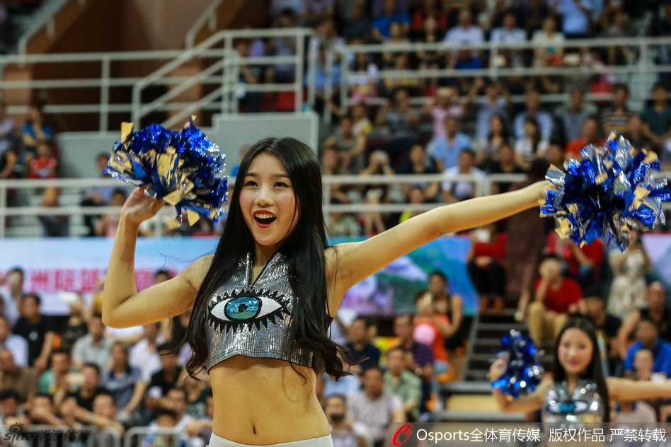 舞动中的中加之夜:篮球宝贝用热忱诠释青春与传承 篮球宝贝们散开队形进行个人展示,每位姑娘都绽放着自信且迷人的笑容,尽显当代女性的傲人风采