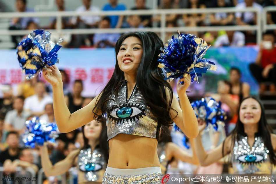 舞动中的中加之夜:篮球宝贝用热忱诠释青春与传承 中国与加拿大比赛间隙,篮球宝贝们手持花球低头致意,展现出体育展示团队的专业素养与优雅礼仪