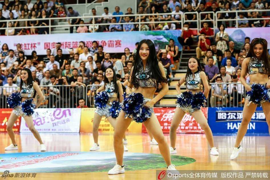 舞动中的中加之夜:篮球宝贝用热忱诠释青春与传承 身着亮黄色舞裙的篮球宝贝在赛场中央舒展身姿,灿烂的笑容如阳光般瞬间点燃全场气氛