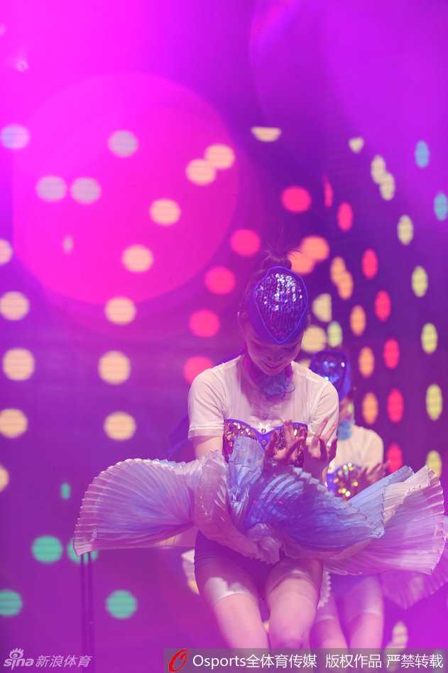 表演结束后，一位美丽的空姐双手举起一件由四川队全体队员签名的球衣进行展示，这是川航与金强俱乐部友谊与合作的美好见证。