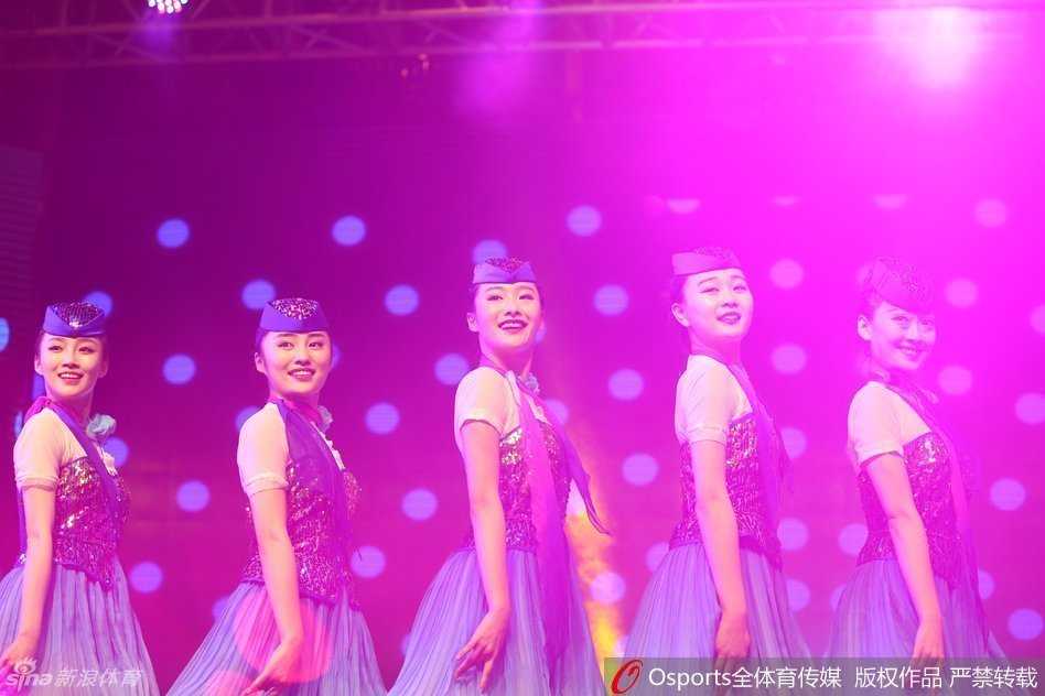 在聚光灯下，一位面容姣好的空姐作为舞者惊艳亮相，她飘逸的长发和优雅的姿态瞬间吸引了全场的目光，为庆功会拉开了唯美的序幕。