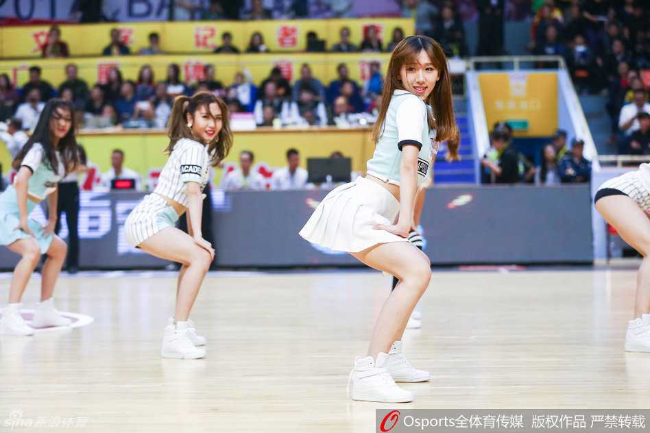 舞动赛场:CBA篮球宝贝用热情点燃每一个夜晚 青春洋溢的啦啦队员在场上跃起,马尾辫随着动感的节奏在空中划出活力弧线,专注的眼神和灿烂的笑容瞬间点燃全场热情。