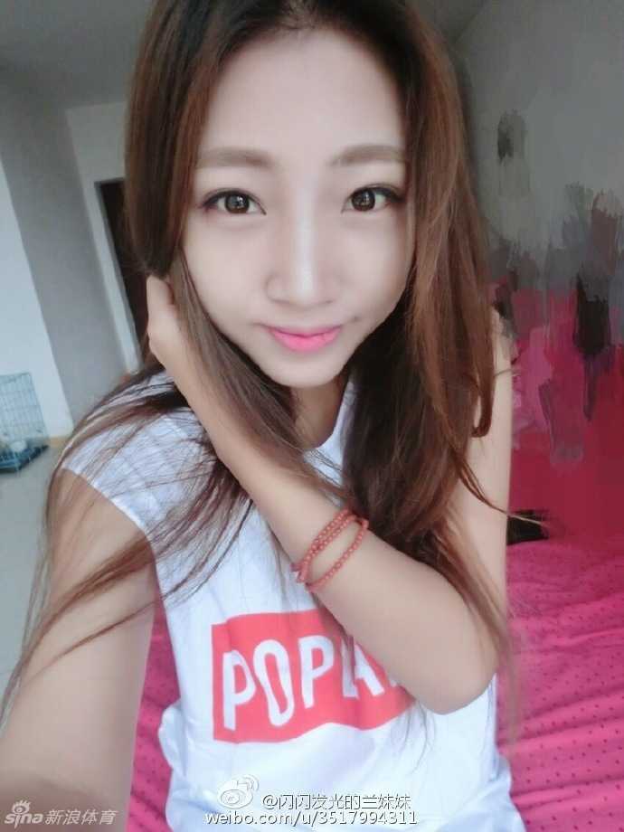 午后阳光透过窗帘缝隙洒进更衣室，几名篮球宝贝围坐在一起，对着手机镜头搞怪自拍，卸下比赛妆的她们露出了这个年纪该有的纯真笑容。