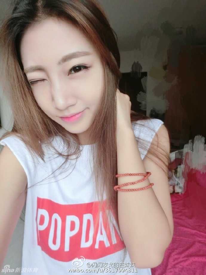 吉林篮球宝贝身着一袭白色舞裙，在训练房里对着镜子反复练习基本功，眼神专注，嘴角上扬，仿佛已经置身于万人欢呼的赛场中央。