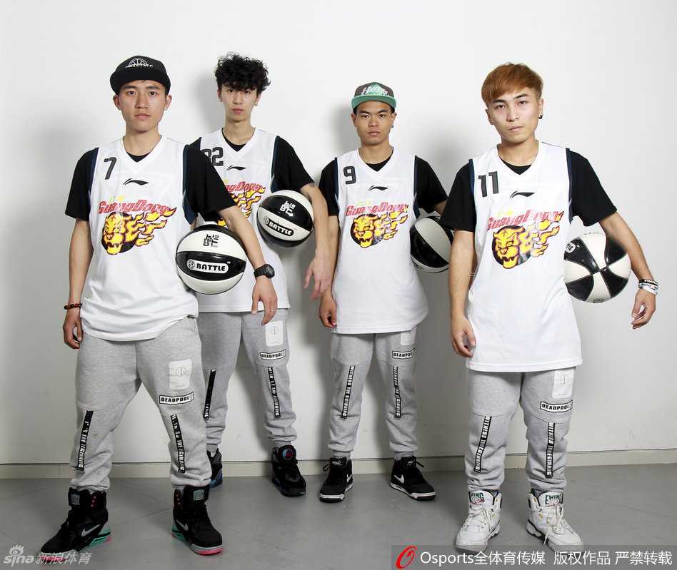 表演结束后，几名花式篮球少年并排站在一起，他们的脸上洋溢着灿烂的笑容。虽然比赛胜负未定，但他们相信，只要球队打出气势，胜利终将属于宏远。