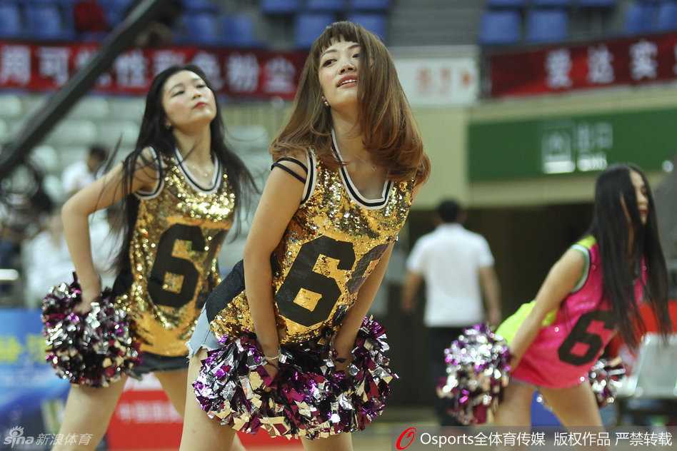 苏州男篮挑战赛的别样风景:国奥激战新西兰与篮球宝贝的激情瞬间 镜头拉近,一位领舞的宝贝眼神明亮而专注,她舒展的手臂线条优美,每一次转身都充满了力量与韵律感,在球场地板的映衬下格外夺目。