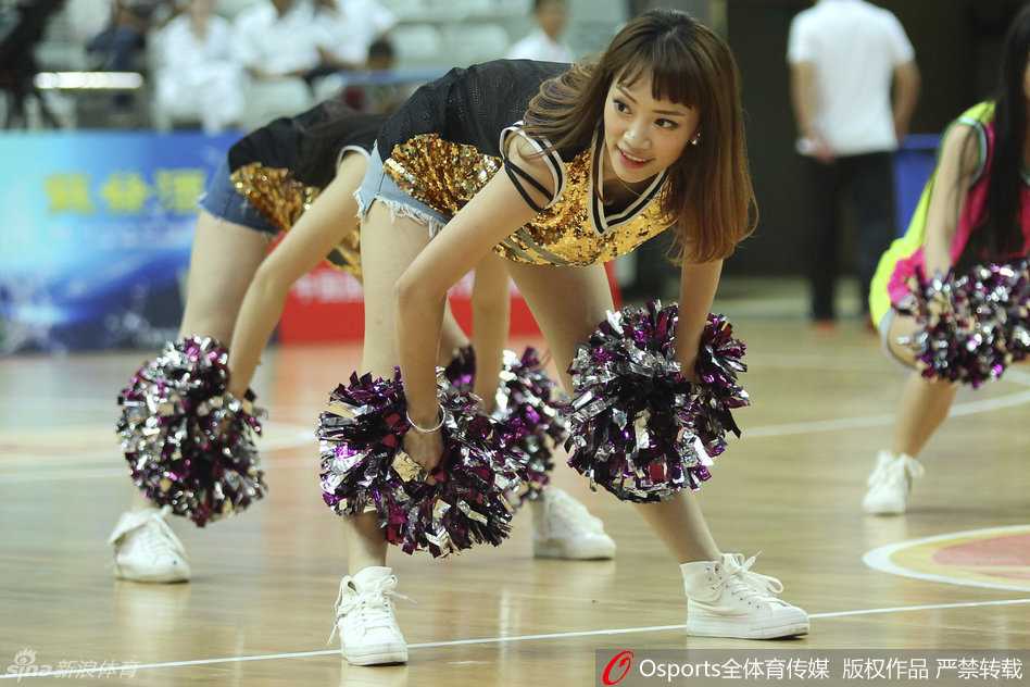 苏州男篮挑战赛的别样风景:国奥激战新西兰与篮球宝贝的激情瞬间 在苏州体育馆的聚光灯下,篮球宝贝们梳着利落的马尾,随着动感的鼓点跃动入场,她们灿烂的笑容仿佛能驱散一切紧张的气息。