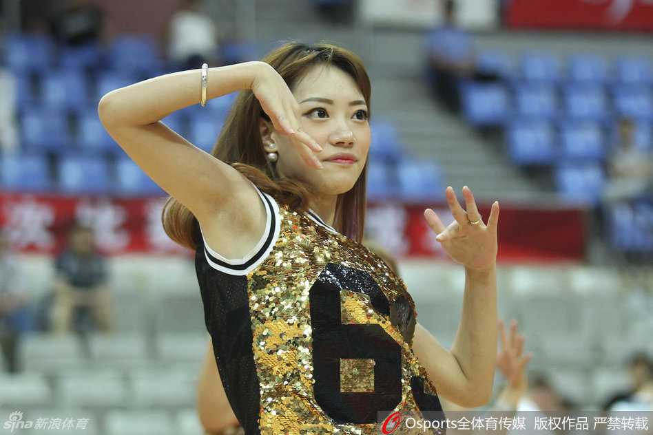 苏州男篮挑战赛的别样风景:国奥激战新西兰与篮球宝贝的激情瞬间 即使在表演的间隙,宝贝们也不忘与看台上的球迷互动,她们挥手致意,用甜美的微笑回应着小朋友们的热情呼喊,让冰冷的体育馆充满了人情味。