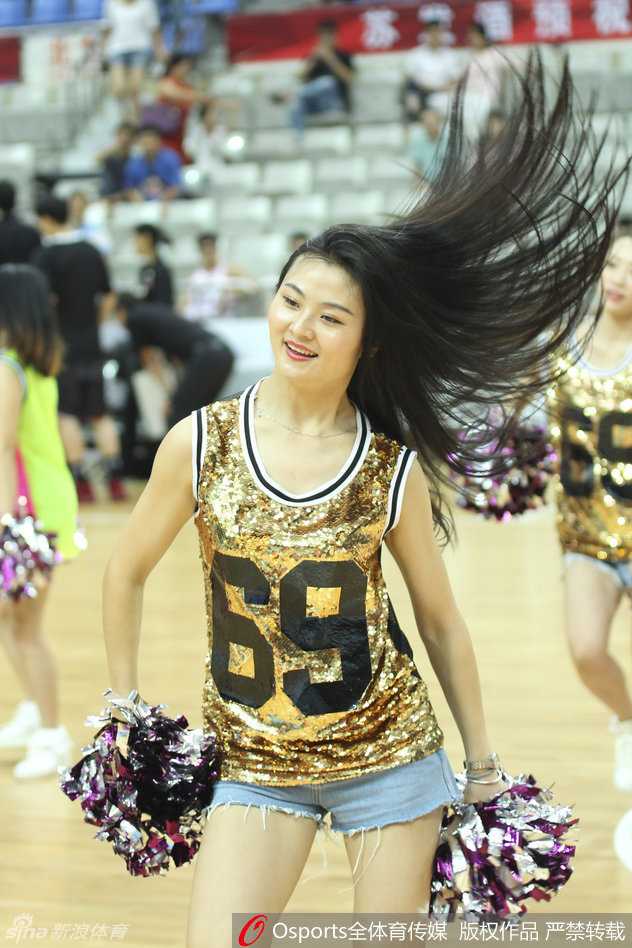 苏州男篮挑战赛的别样风景:国奥激战新西兰与篮球宝贝的激情瞬间 她们时而聚拢成圈,象征着团队的凝聚力;时而瞬间散开,如同绽放的花朵,用极富感染力的舞步调动着全场观众的情绪。