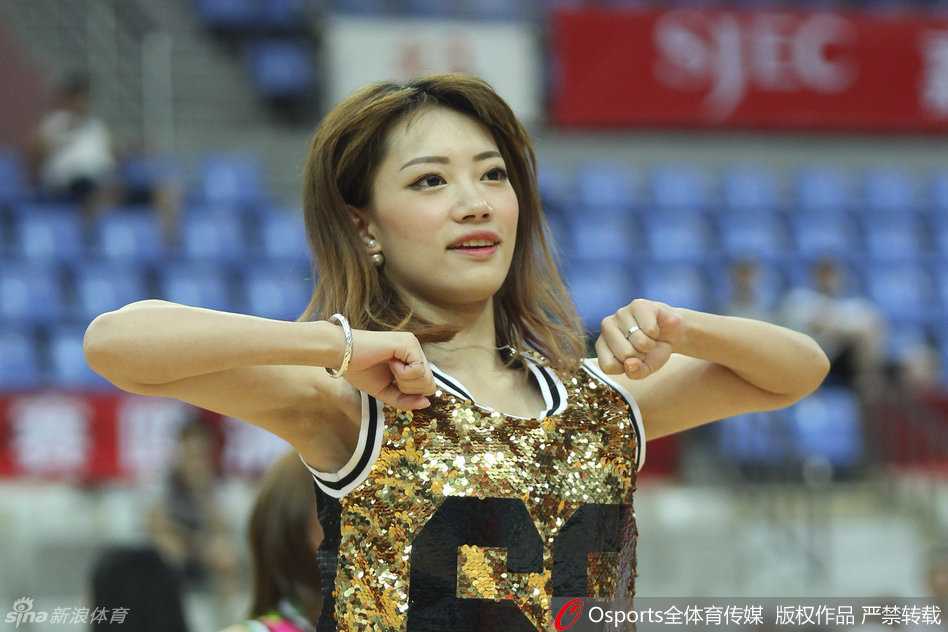 苏州男篮挑战赛的别样风景:国奥激战新西兰与篮球宝贝的激情瞬间 终场哨响前的最后一次暂停,宝贝们依旧全情投入。飞舞的发丝和甩动的花球,定格了她们为这场篮球盛宴贡献的最后一个热烈画面,即便结果未知,热情不减。