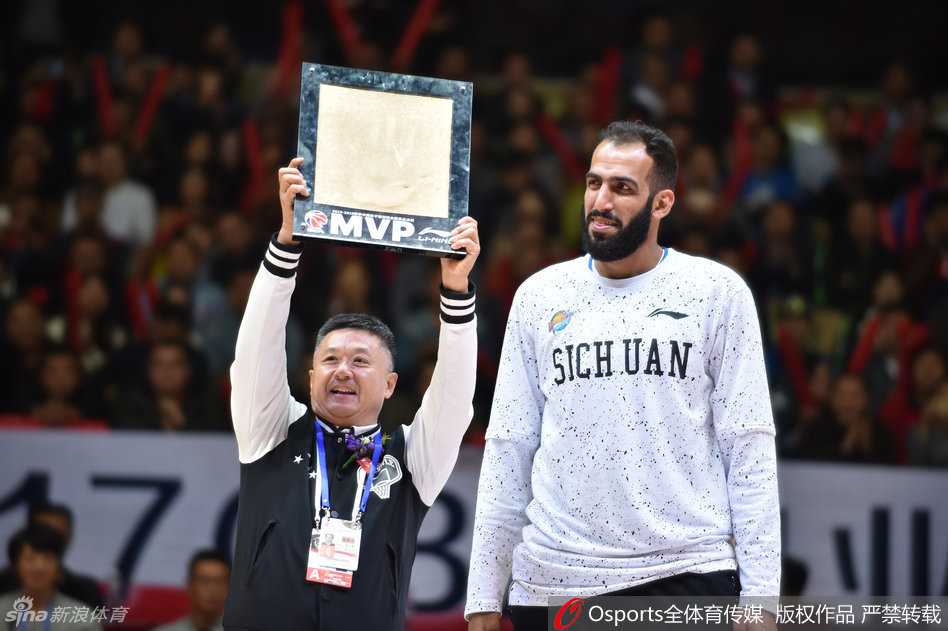 荣耀时刻:四川男篮加冕CBA总冠军,哈达迪荣膺MVP泪洒颁奖台 功勋外援哈里斯如获至宝,将总冠军戒指紧紧攥在手中仔细端详,眼神里充满了珍视与感慨,这是对他多年CBA漂泊生涯最好的回报。