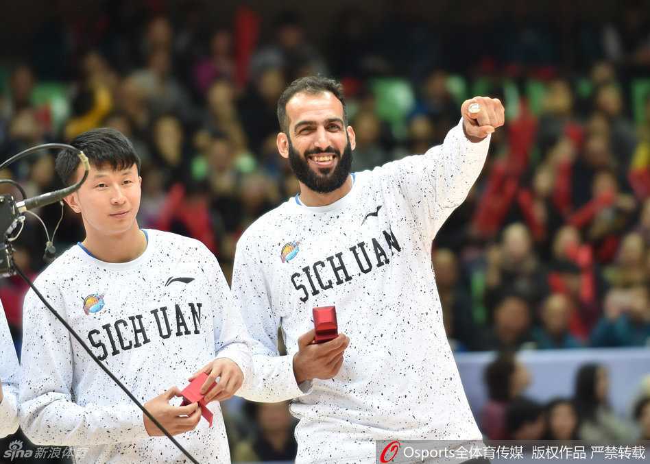 荣耀时刻:四川男篮加冕CBA总冠军,哈达迪荣膺MVP泪洒颁奖台 哈里斯难掩兴奋之情,迫不及待地将那枚象征着最高荣誉的冠军戒指套入手指,脸上洋溢着孩子般的纯真与满足,仿佛在向全世界展示他的骄傲。