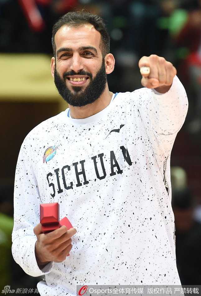 荣耀时刻:四川男篮加冕CBA总冠军,哈达迪荣膺MVP泪洒颁奖台 四川金强男篮将帅齐聚一堂,在璀璨的聚光灯下集体展示刚刚获得的总冠军戒指,这张全家福定格了球队历史上最辉煌的荣耀瞬间。