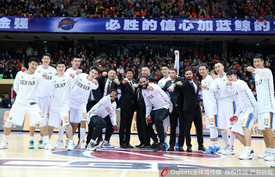 荣耀时刻:四川男篮加冕CBA总冠军,哈达迪荣膺MVP泪洒颁奖台 伊朗铁骑哈达迪温情一面,手捧MVP奖杯与总冠军戒指,对着镜头露出憨厚又满足的笑容,眼中闪烁着对胜利的渴望与珍视。