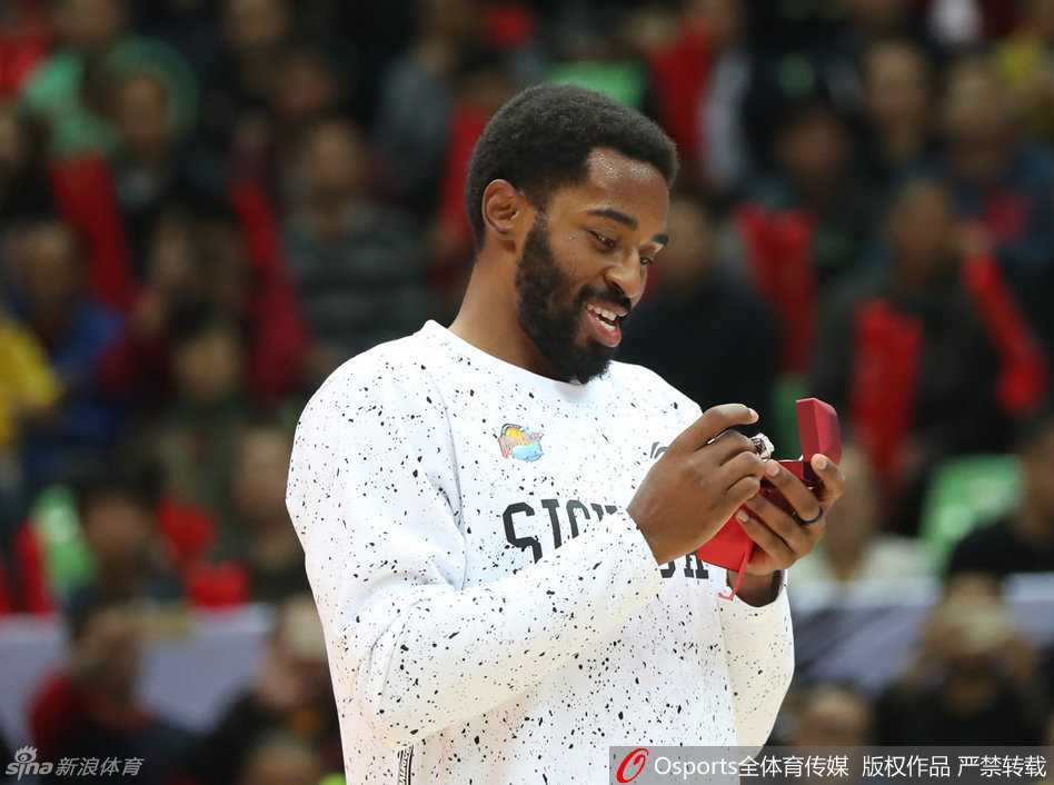 荣耀时刻:四川男篮加冕CBA总冠军,哈达迪荣膺MVP泪洒颁奖台 老将孟达与希望之星左朕年、贺晓彬一同展示冠军戒指,两代人的手紧紧握在一起,象征着四川篮球荣耀的传承与未来的希望。