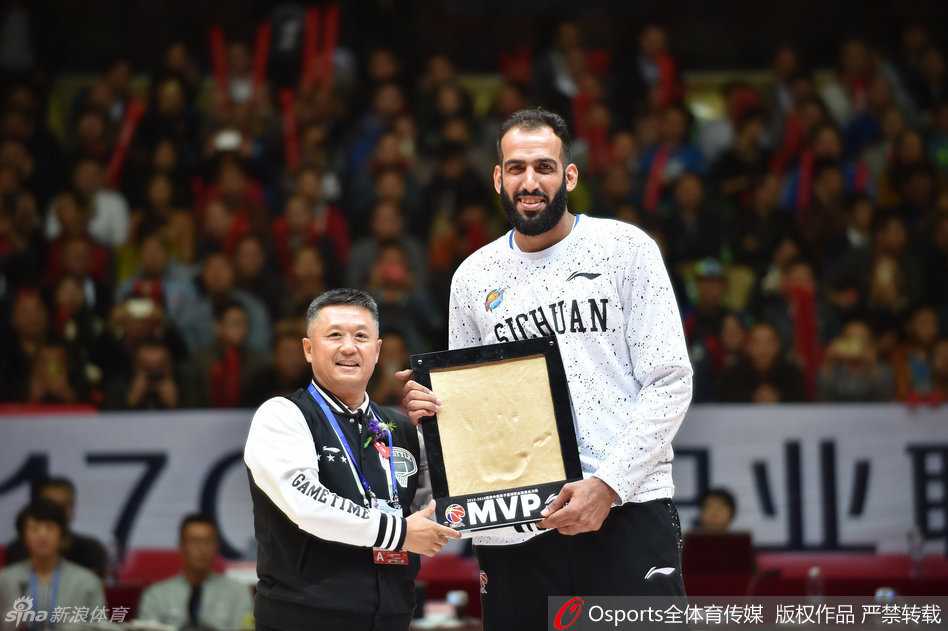 荣耀时刻:四川男篮加冕CBA总冠军,哈达迪荣膺MVP泪洒颁奖台 神射手孟达接过戒指后目光专注,仿佛在端详一件稀世珍宝,这枚戒指不仅记录了他的总冠军荣誉,也凝聚着他职业生涯后期的执着与坚持。