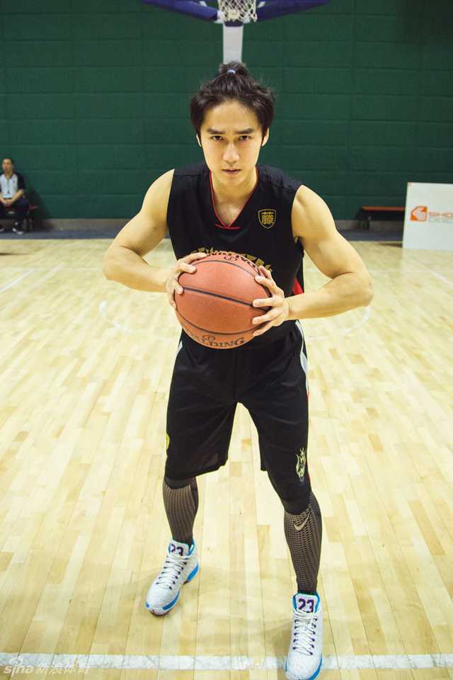 在快攻中，蒋劲夫如跑车般迅猛跟进，在人群中强行起跳抢下进攻篮板，随即在对抗中二次进攻将球稳稳放入篮筐，展现出惊人的核心力量。