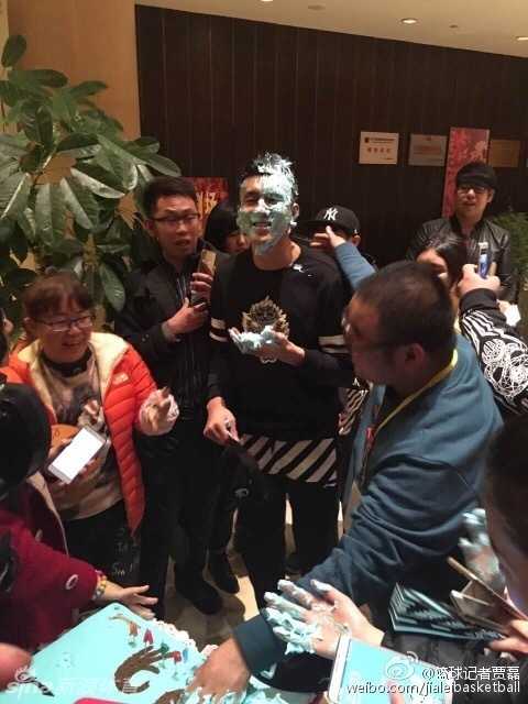 蓝海深情:郭艾伦输球夜,球迷蛋糕“袭击”暖透心扉 郭艾伦在队友和球迷的包围下,用纸巾擦拭脸上的奶油,嘴角却抑制不住地上扬,感受着别样的生日祝福