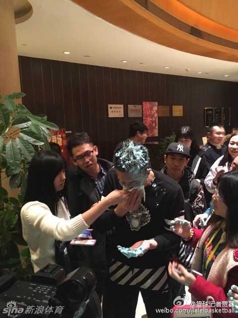 蓝海深情:郭艾伦输球夜,球迷蛋糕“袭击”暖透心扉 球迷们围在酒店大堂,手中捧着精致的蓝色生日蛋糕,烛光映照着一张张期待而温暖的笑脸