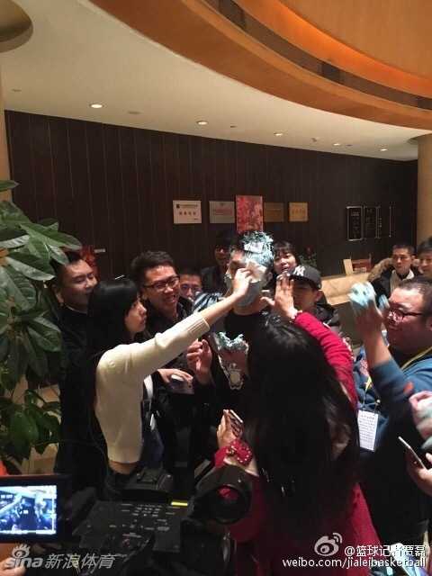 蓝海深情:郭艾伦输球夜,球迷蛋糕“袭击”暖透心扉 尽管脸上被涂满了蓝色奶油,几乎看不清五官,郭艾伦依然露出开心的笑容,与身边的球迷互动,气氛热烈